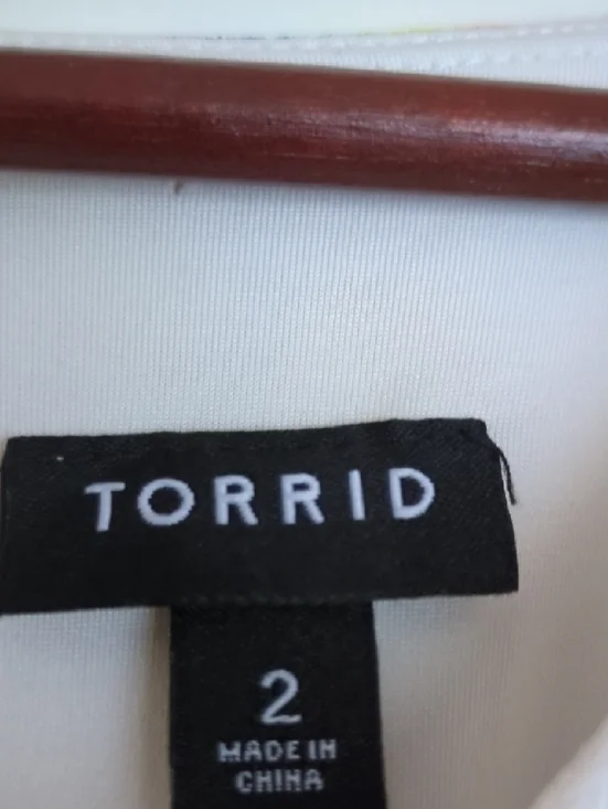 Torrid White Top with Black Brand Tag - Picture 2 of 2